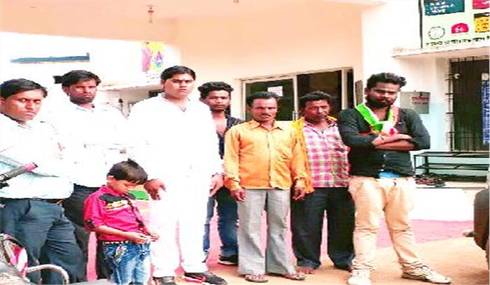 किसान कांग्रेस ने किया सामुदायिक स्वाथ्य केंद्र का घेराव
