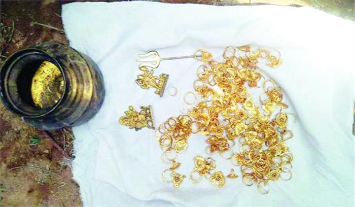 जुताई के दौरान खेत में मिला जेवरों से भरा मटका