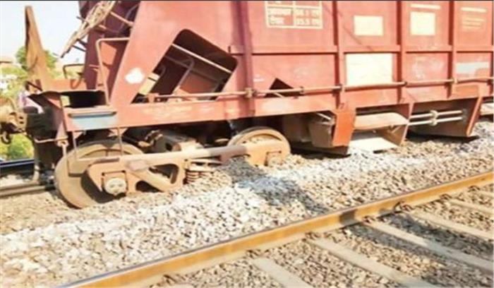 मालगाड़ी की दो बोगियों के पटरी से उतरने से यातायात बाधित