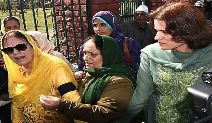 फारूक अब्दुल्ला की बहन और बेटी ने किया विरोध प्रदर्शन, पुलिस ने गिरफ्तार कर लिया फारूक अब्दुल्ला की बहन और बेटी ने किया विरोध प्रदर्शन, पुलिस ने गिरफ्तार कर लिया