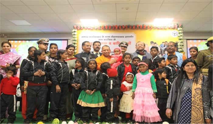 फर्रुखाबाद में बंधक बनाए गए 23 बच्चों को मुख्यमंत्री ने किया सम्मानित