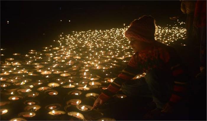 फर्रुखाबाद में 21 हजार द्वीपों के साथ हुई गंगा आरती