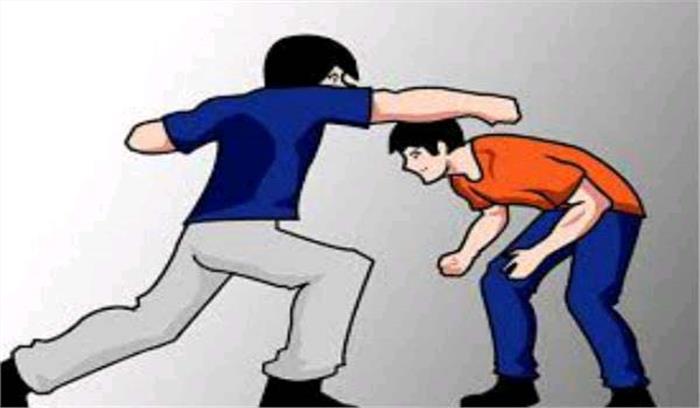 फैशन डिजाइनर पर पड़ोसी से मारपीट का आरोप