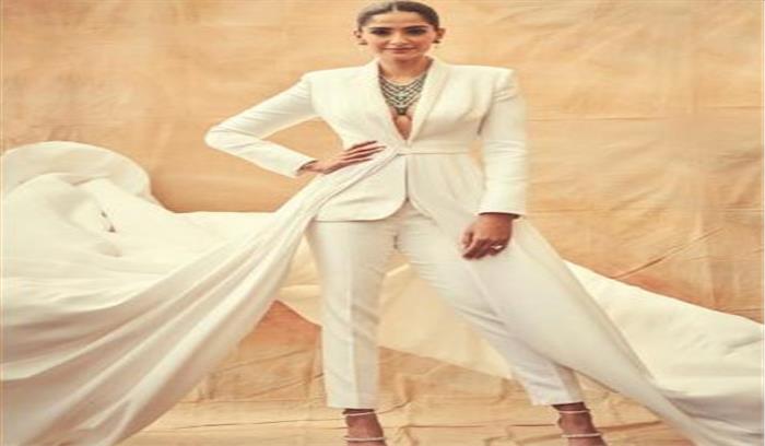 कान्स में सफेद टक्सीडो पहनकर बॉस लुक में नजर आईं सोनम