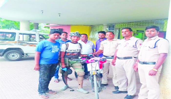 साइकिल यात्रा पर निकले दिव्यांग प्रदीप का नगर में जोशीला स्वागत