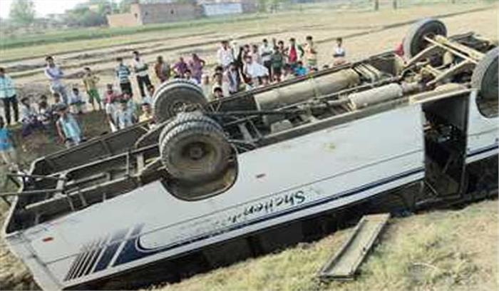  राजस्थान  :बस पलटने से एक महिला सहित छह लोग घायल