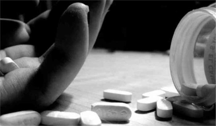 पिता ने 3 बच्चों समेत खाया जहर, बेटी व पिता की मौत पिता ने 3 बच्चों समेत खाया जहर, बेटी व पिता की मौत