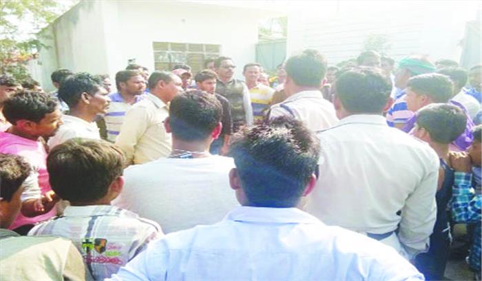 महिला मजदूर का शव गेट में रख ग्रामीणों ने किया हंगामा महिला मजदूर का शव गेट में रख ग्रामीणों ने किया हंगामा