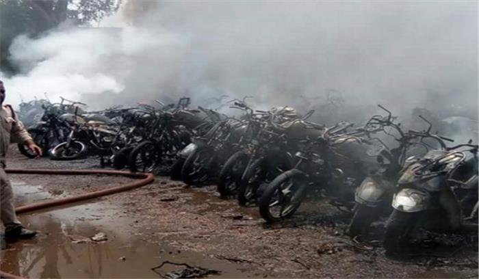 रायपुर रेलवे स्टेशन की पार्किंग में भीषण आग, 220 दोपहिया चपेट में