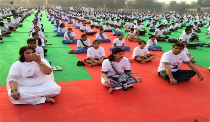 पंजाब, हरियाणा में हजारों की संख्या में लोगों ने किया योग