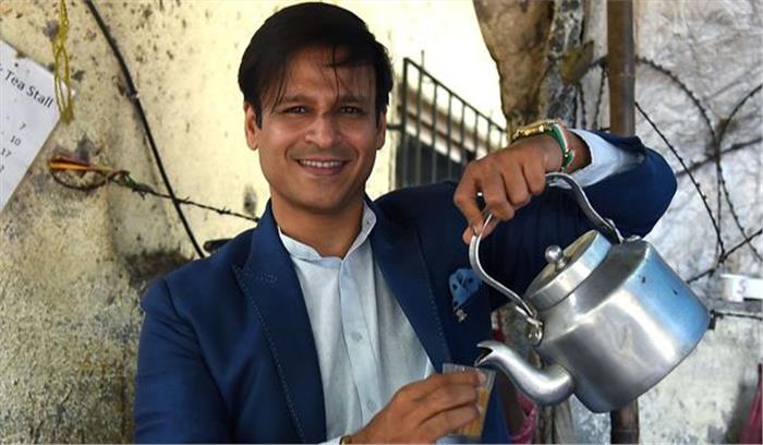 फिल्म पीएम नरेंद्र मोदी की स्क्रीनिंग पर चाय बेचते नजर आए विवेक