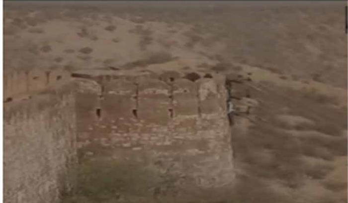 पद्मावती विवाद: नाहरगढ़ किले की दीवार से लटका मिला शव