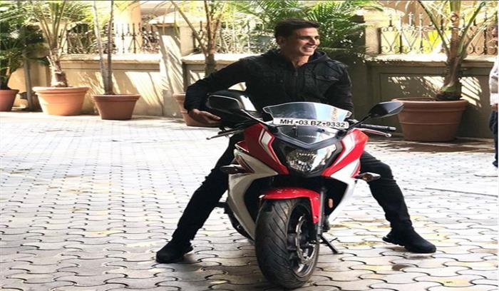 मुंबई के ट्रैफिक से बचने के लिए अक्षय ने लिया बाइक का सहारा