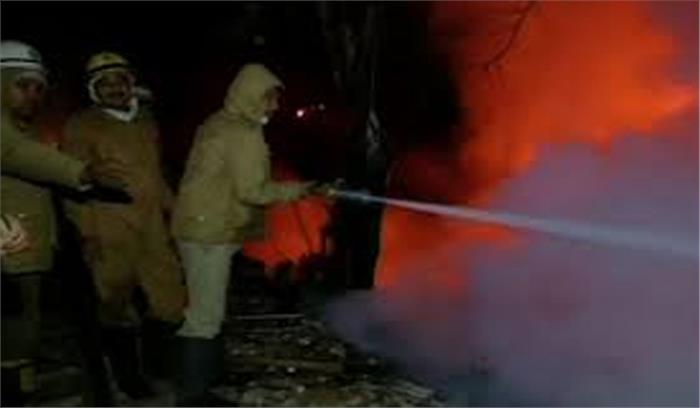 दिल्ली :कीर्ति नगर फर्नीचर बाजार में आग,100 ​​​​​​​झुग्गियां भी जलीं