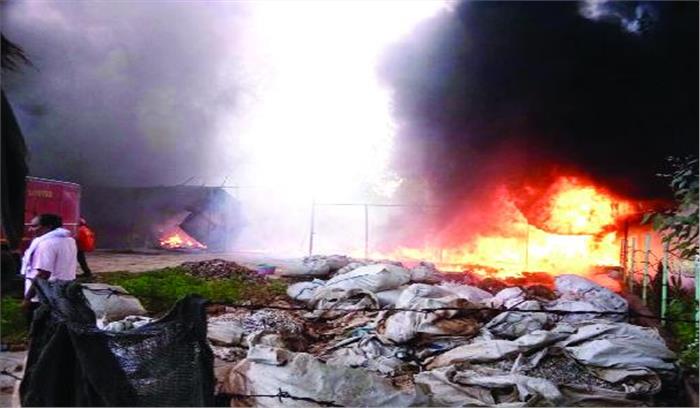 प्लास्टिक गोदाम में लगी आग, लाखों का नुकसान
