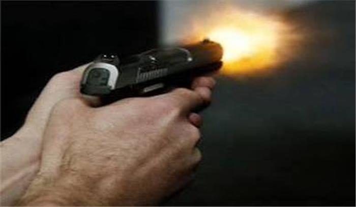 झारखंड :पंचायत के मुखिया ने की गोलीबारी, दो घायल