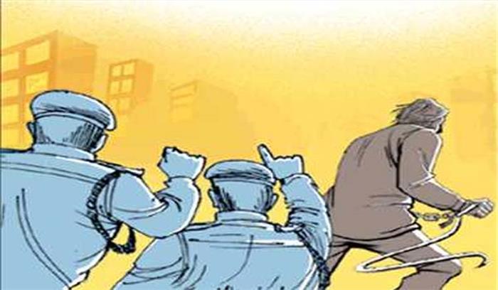 फिरोजाबाद में 4 लाख की शराब बरामद, तस्कर फरार