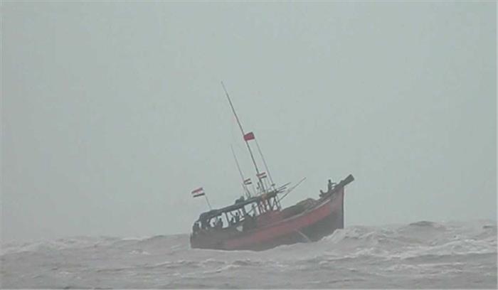 बंगाल में तीन मछुआरों नौकाओं के पलटने से कम से कम 19 मछुआरों के डूबने की आशंका