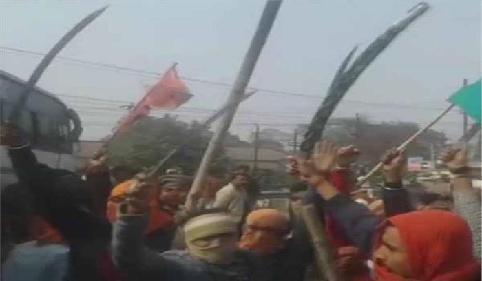 राजपूतों ने फिल्म पद्मावत के विरोध में तलवारों के साथ किया प्रदर्शन