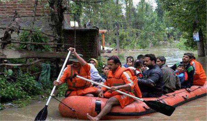 बिहार में बाढ़ ने मचाई तबाही, जीवन अस्त- व्यस्त