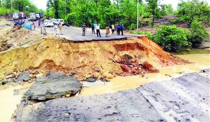 बाढ़ में बहे अस्थाई पुल की मरम्मत युद्धस्तर पर शुरू