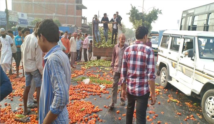 दुकानों के ऑनलाइन टेंडर के विरोध में दुकानदारों ने किया प्रदर्शन