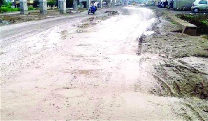 ओव्हर ब्रिज के पास से गुजरना बरसात में दूभर