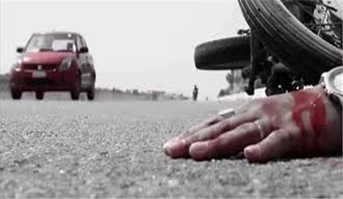 तेज रफ्तार कार फ्लाईओवर से नीचे गिरी तेज रफ्तार कार फ्लाईओवर से नीचे गिरी