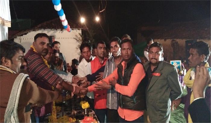 महिलाओं ने पारम्परिक वेषभूशा के साथ किया सुआ नृत्य महिलाओं ने पारम्परिक वेषभूशा के साथ किया सुआ नृत्य