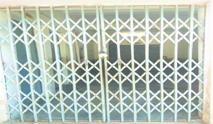 नेवसा प्राथमिक शाला में 5 दिनों से लटक रहा ताला