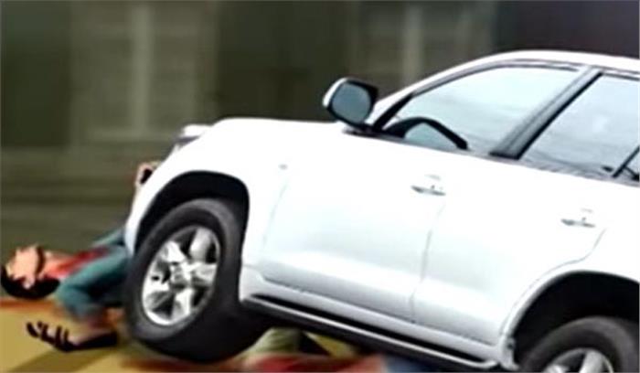 फुटपाथ पर सो रहे लोगों पर चढ़ाई गाड़ी, एक मौत, तीन घायल