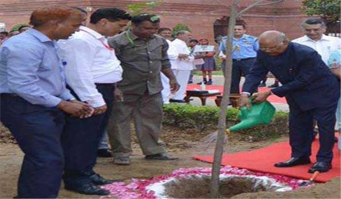 वन महोत्सव के तहत कोविंद ने किया पौधारोपण