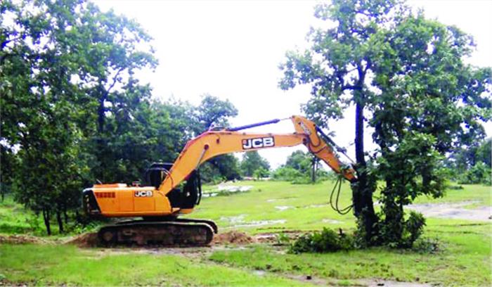 वन भूमि पर केबल बिछाने धड़ल्ले से जारी है खुदाई