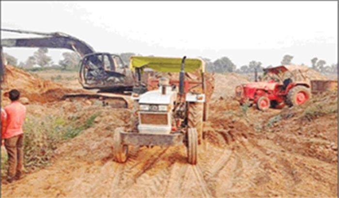 वनभूमी पर अवैध उत्खनन, दो टै्रक्टर जप्त