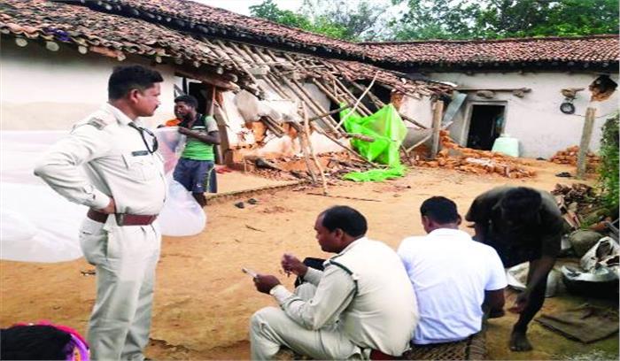 हाथियों ने ढहाए लोगों के घर, दर्जनों को किया बेघर