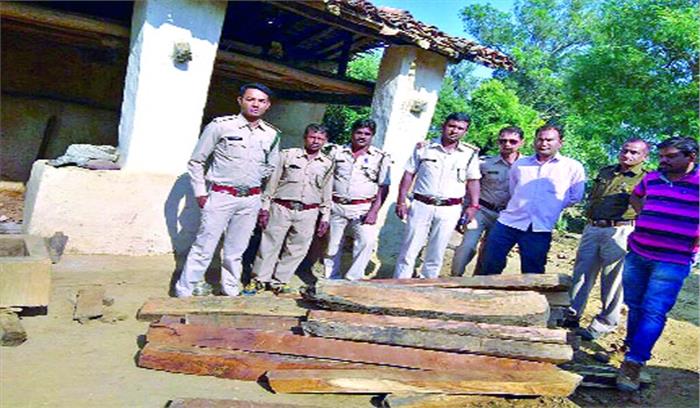 डेढ़ लाख की अवैध इमारती लकड़ी जप्त