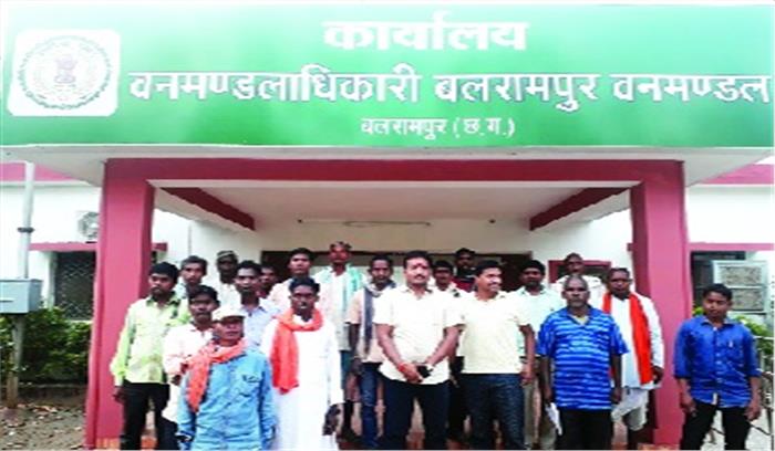  वन भूमि पट्टा के लिए ग्रामीण पहुंचे डीएफओ कार्यालय 