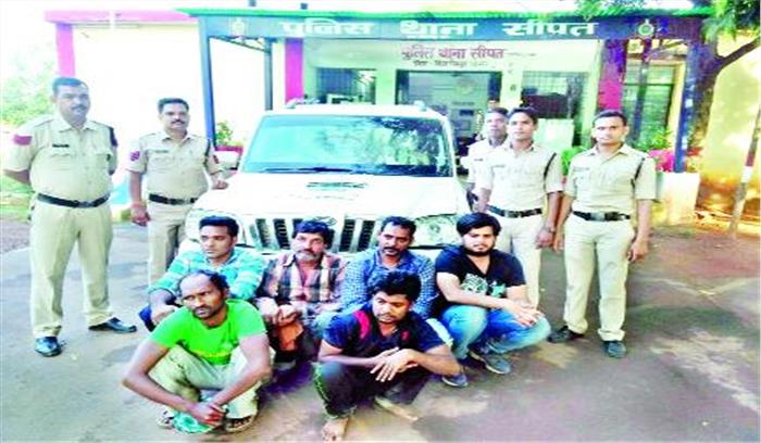 जंगल में फड़, 6 जुआरी गिरफ्तार, पौने दो लाख जब्त