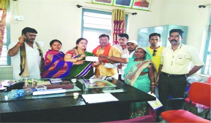 पूर्व विधायक पिंकी के हाथो समिति को 4 हजार का चेक प्रदान किया गया