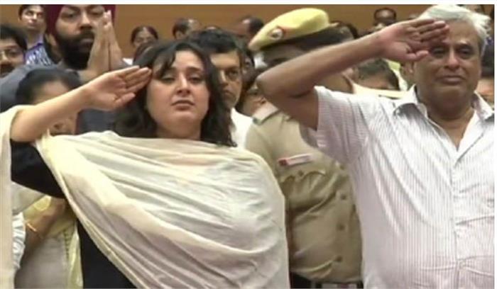 स्वराज कौशल ने पत्नी सुषमा स्वराज को नम आंखों से विदाई दी