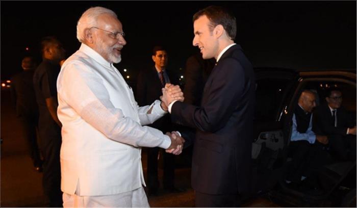 इमैनुएल मैक्रों का वाराणसी दौरा,  स्वागत के लिए पीएम मोदी पहुंचे वाराणसी