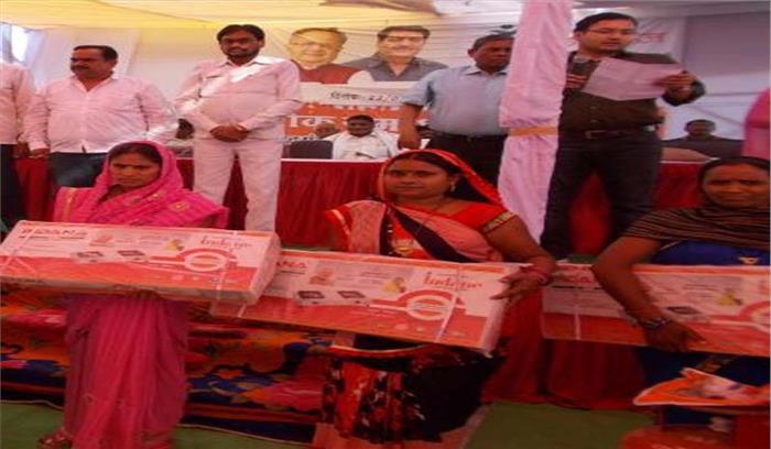  फ्रांस के राष्ट्रपति मैक्रों येलो वेस्ट्स संकट पर श्रमिक संगठनों से मिले