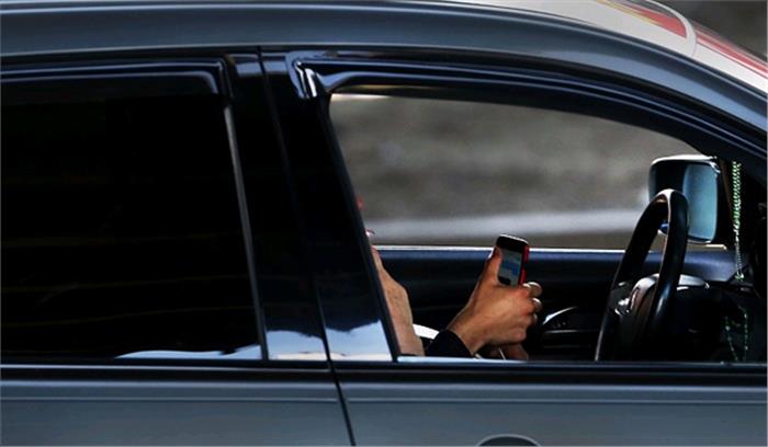 फ्रांस : कार में मोबाइल पर प्रतिबंध