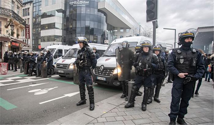 फ्रांस में नए सुरक्षा कानून के खिलाफ प्रदर्शन में 37 पुलिसकर्मी घायल फ्रांस में नए सुरक्षा कानून के खिलाफ प्रदर्शन में 37 पुलिसकर्मी घायल