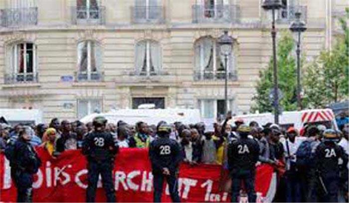 पेरिस में प्रवासी रैली के दौरान 40 लोग हिरासत में