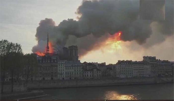 पेरिस के नोट्रे डेम में लगी आग नियंत्रण में, मुख्य संरचना सुरक्षित