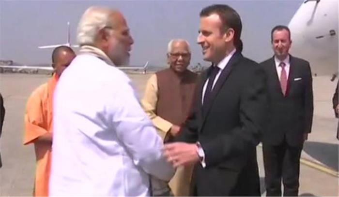 इमैनुएल मैक्रों पहुंचे वाराणसी, पीएम मोदी ने किया स्वागत