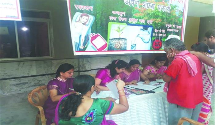 नि:शुल्क कैंसर परीक्षण शिविर में लाभ ले रहे मरीज