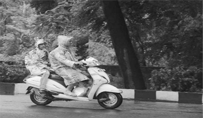 रुक-रुक कर हो रही बारिश