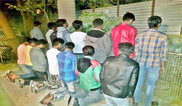 20 मनचलों को महिला रक्षा टीम ने किया गिरफ्तार 20 मनचलों को महिला रक्षा टीम ने किया गिरफ्तार